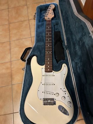 Guitarra Eléctrica Fender Stratocaster y estuche