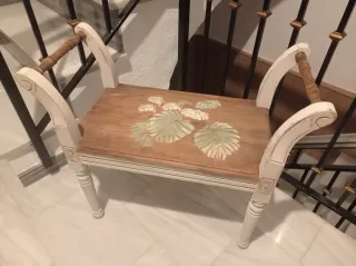Banqueta de madera con hojas decorativas