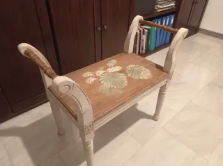 Banqueta de madera con hojas decorativas