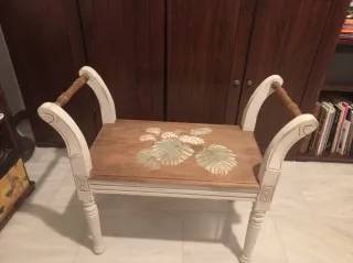 Banqueta de madera con hojas decorativas
