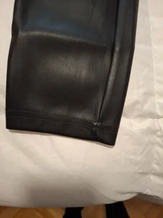 Pantalón símil cuero negro