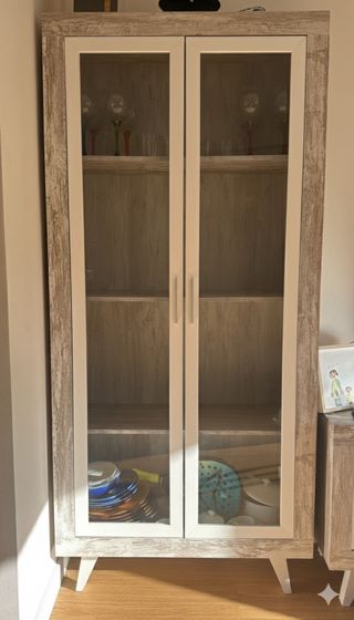 Vitrina de madera y cristal