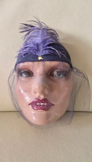 Máscara Decorativa Morada con Plumas