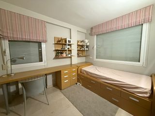 Dormitorio juvenil chapado en madera clara