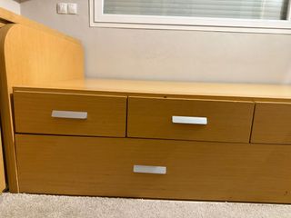 Dormitorio juvenil chapado en madera clara