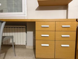 Dormitorio juvenil chapado en madera clara