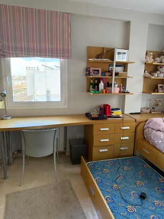 Dormitorio juvenil chapado en madera clara