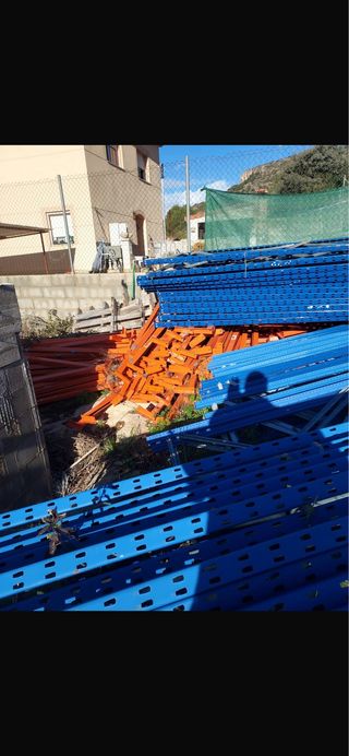 Estanterías metálicas azules y naranjas