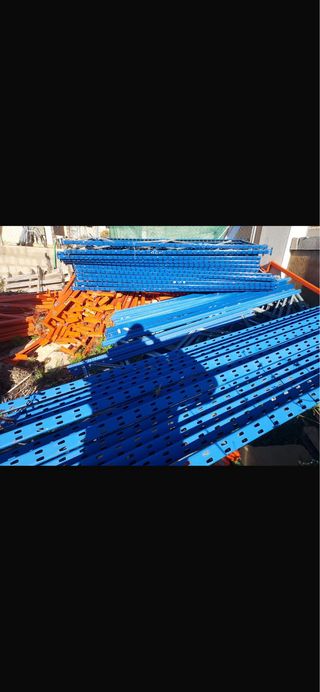 Estanterías metálicas azules y naranjas