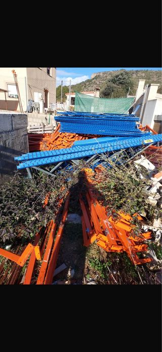 Estanterías metálicas azules y naranjas