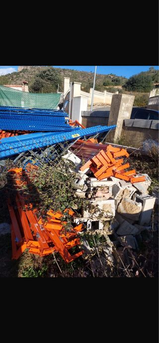 Estanterías metálicas azules y naranjas