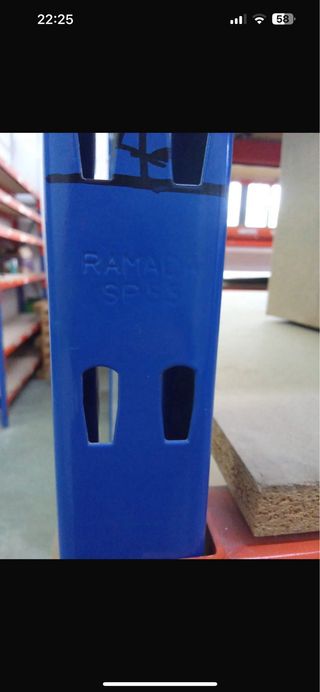 Estanterías metálicas azules y naranjas