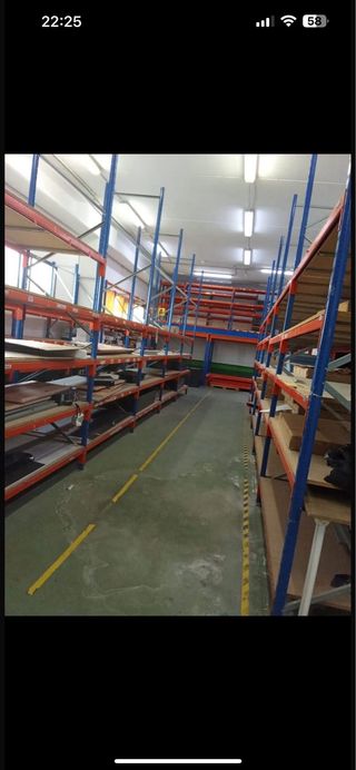 Estanterías metálicas azules y naranjas