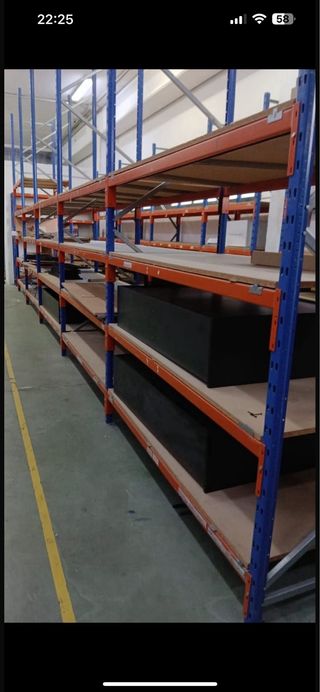 Estanterías metálicas azules y naranjas