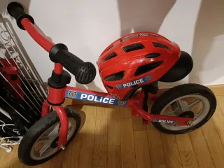 Bici de aprendizaje  y casco rojo