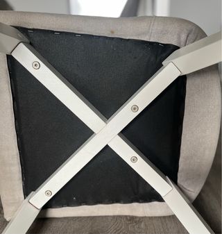 Silla de comedor gris y blanca