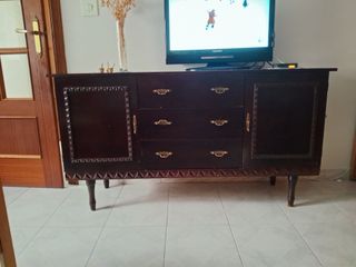 Aparador de madera oscuro