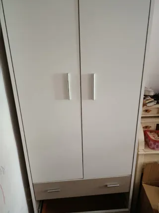 Armario blanco 2 puertas y 3 cajones ( Falta 1)