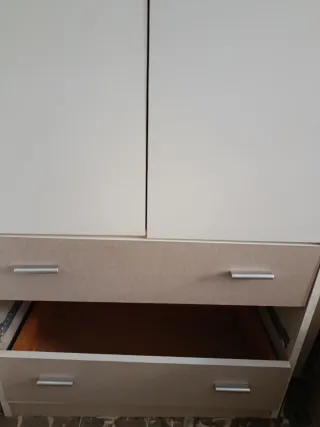 Armario blanco 2 puertas y 3 cajones ( Falta 1)