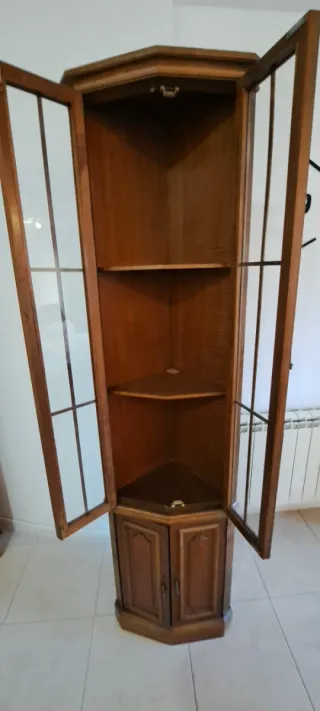 Vitrina rinconera de madera y cristal