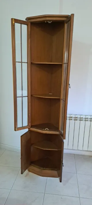 Vitrina rinconera de madera y cristal