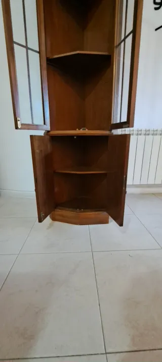 Vitrina rinconera de madera y cristal
