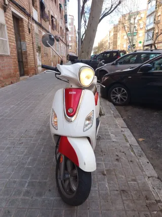 Moto Sym 125 Scooter Roja y blanco