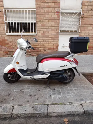 Moto Sym 125 Scooter Roja y blanco
