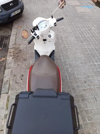Moto Sym 125 Scooter Roja y blanco