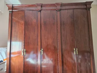 Armario de madera maciza