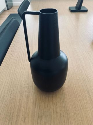 Jarrón de metal negro con asa