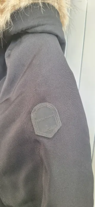 Abrigo negro mujer con capucha