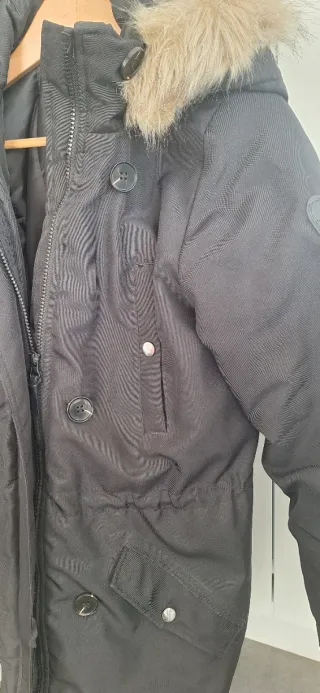 Abrigo negro mujer con capucha