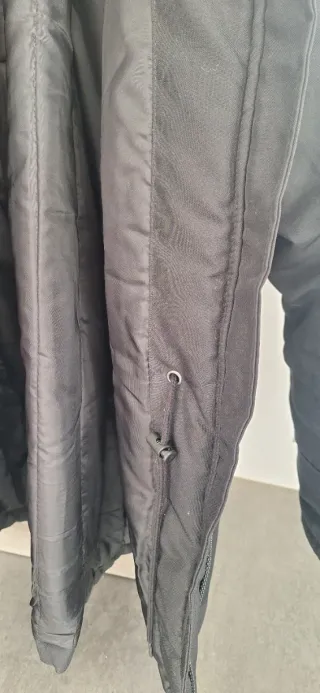 Abrigo negro mujer con capucha