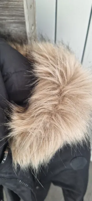 Abrigo negro mujer con capucha