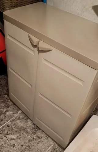 Armario medio beige y gris