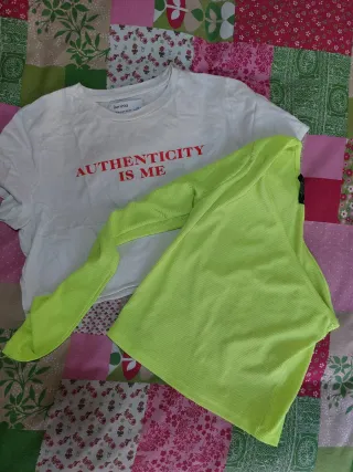 Camisetas Bershka Blancas y verde.