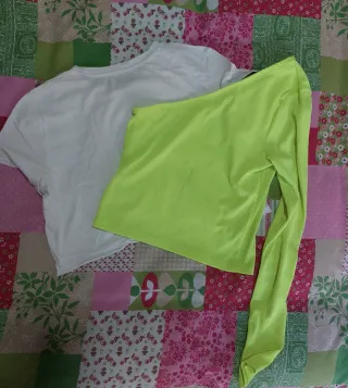 Camisetas Bershka Blancas y verde.