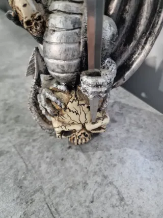 Figura dragón con espada y calavera