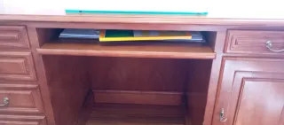 Scrivania in legno massello con tocco moderno in vetro