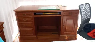 Scrivania in legno massello con tocco moderno in vetro