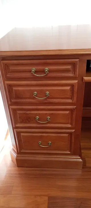 Scrivania in legno massello con tocco moderno in vetro