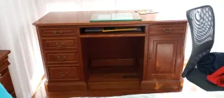 Scrivania in legno massello con tocco moderno in vetro