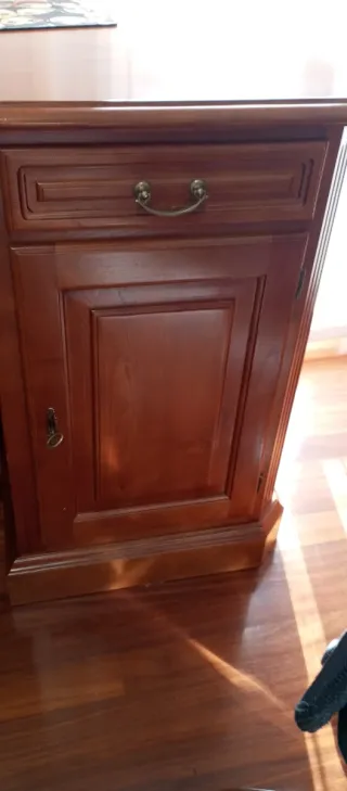 Scrivania in legno massello con tocco moderno in vetro