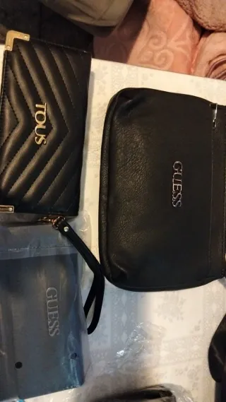 Bolsos Guess y Tous Negro
