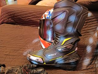 Casco, botas y guantes de motero