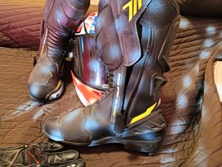 Casco, botas y guantes de motero