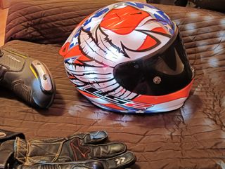 Casco, botas y guantes de motero