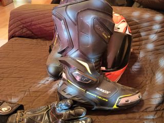 Casco, botas y guantes de motero