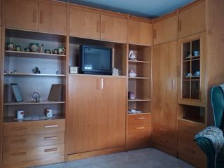 Mueble de salón de madera y cristal